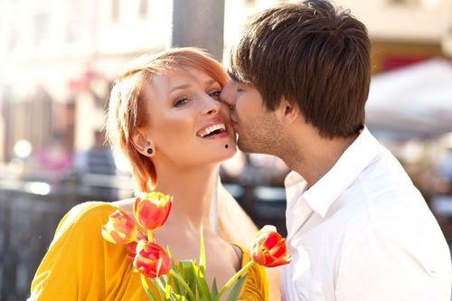 男人把女人衣服脱干净的视频,男子脱光女子衣物，真相令人震惊